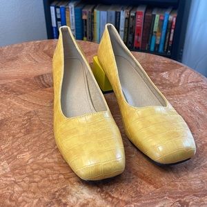 NWOT   BUTITI | Yellow Croc-Embossed Square-Toe Pump  ZL840